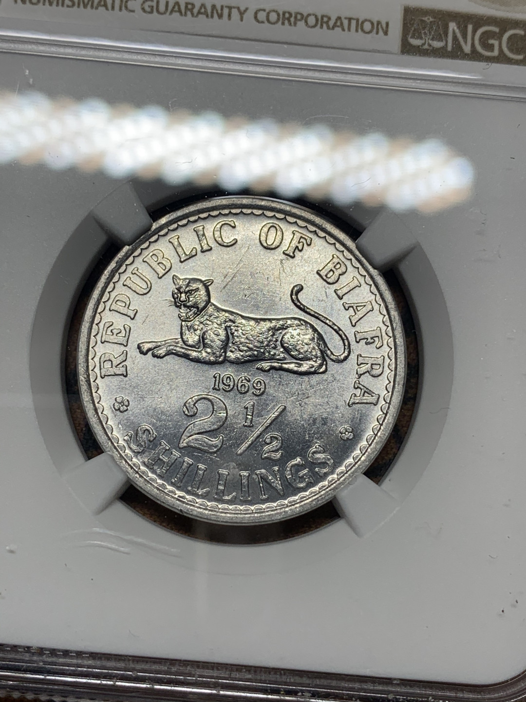 《竞宝斋》钱币微拍-第13场-本周日，周一2场连拍（全场顺丰包邮） NGC-MS65 比亚法拉 1969年 2.5先令 铝币 稀少品种