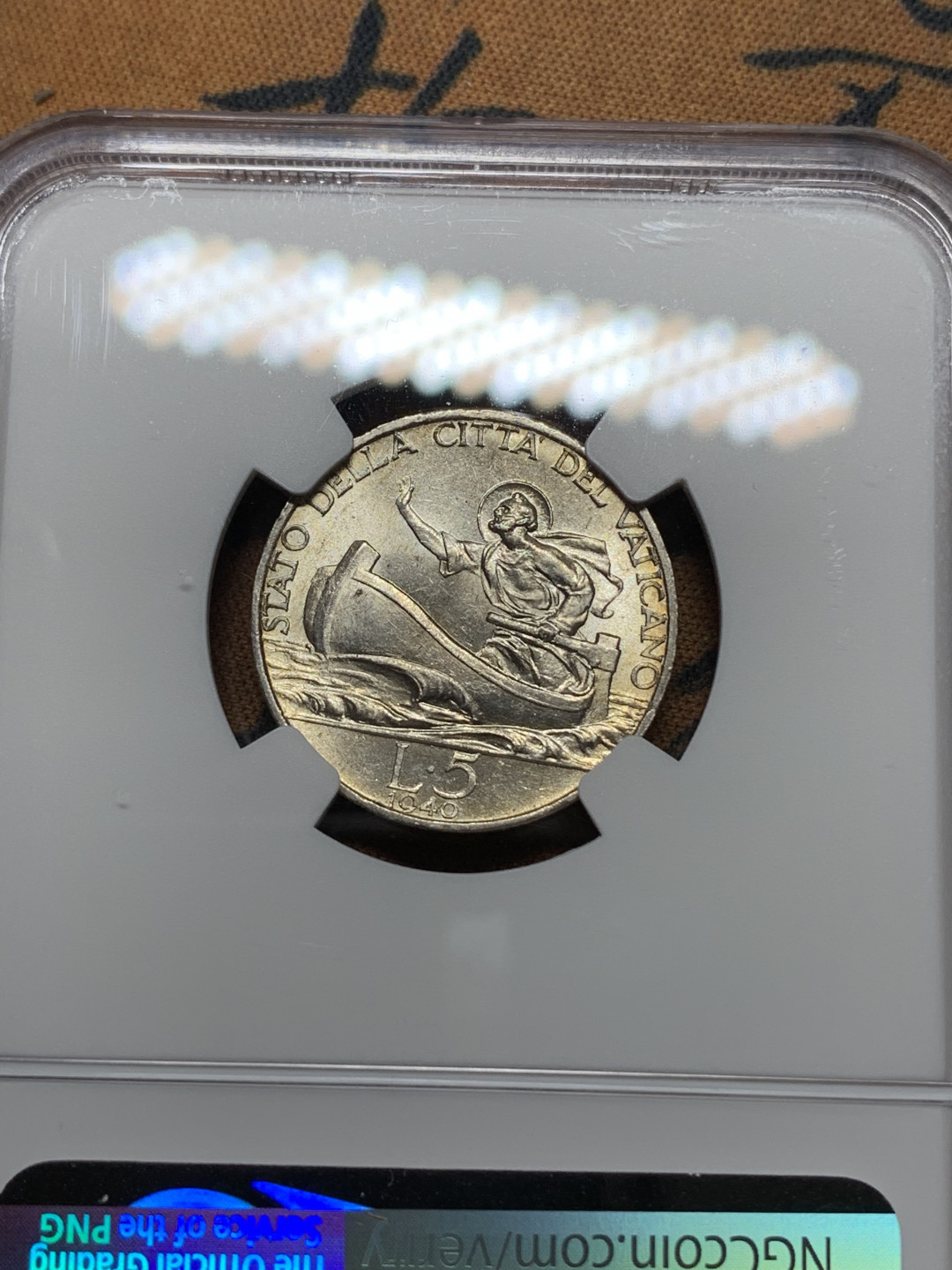 《竞宝斋》钱币微拍-第13场-本周日，周一2场连拍（全场顺丰包邮） NGC-MS64 梵蒂冈 1940年 教皇小船 5里拉 银币 原光好品高分