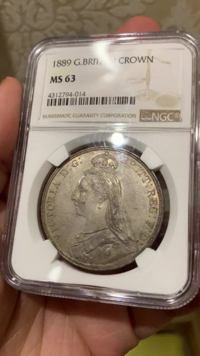 《竞宝斋》钱币微拍-第13场-本周日，周一2场连拍（全场顺丰包邮） NGC MS63 英国1889年马剑克朗 NGC编号：4312794-014 带复古包浆