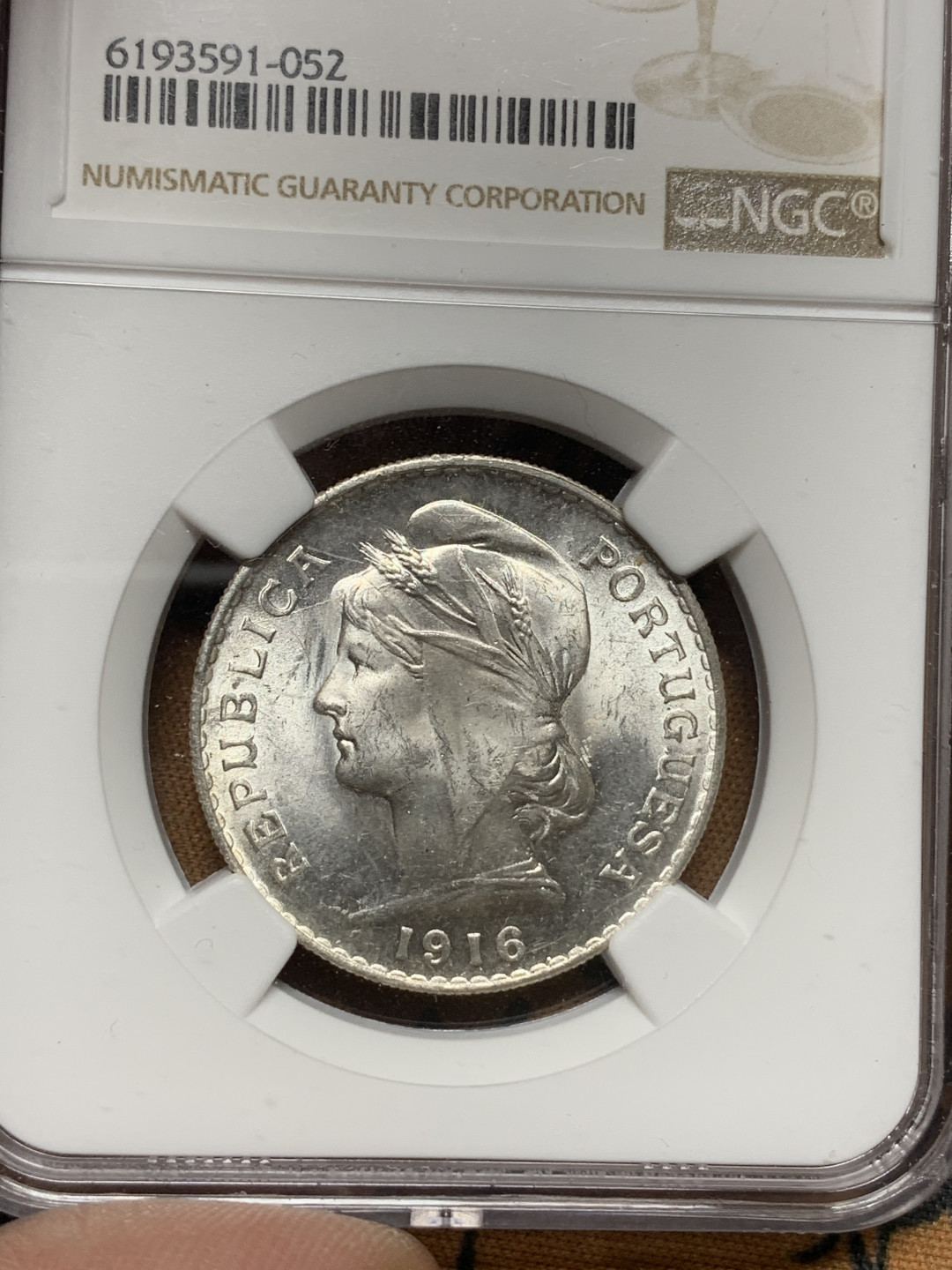 《竞宝斋》钱币微拍-第13场-本周日，周一2场连拍（全场顺丰包邮） NGC-MS63 葡萄牙 1916年 50分 谷物女神 银币 霜光好看 出厂状态，送PCGS或可以得到更高的分数。埃斯库多最近拍卖价都不低。女神漂亮，值得收藏