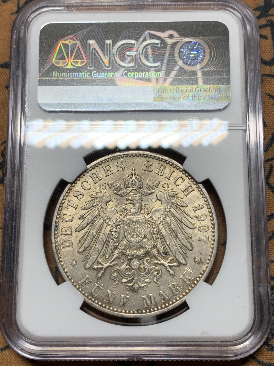 《竞宝斋》钱币微拍-第13场-本周日，周一2场连拍（全场顺丰包邮） 亚军分 NGC-AU58 德国汉堡 1907-J年 双狮 5马克 淡彩 此品种品好的很少见 只有一枚比这分高