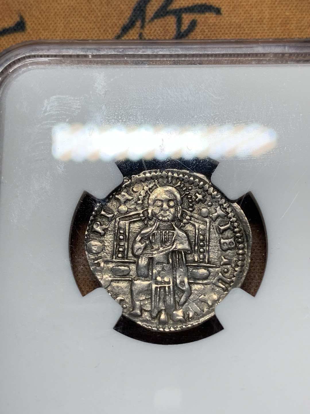 《竞宝斋》钱币微拍-第13场-本周日，周一2场连拍（全场顺丰包邮） NGC-AU55 难得高分！意大利威尼斯中世纪（1382-1400年期间）打制小银币1.94g 细节清晰，人物生动