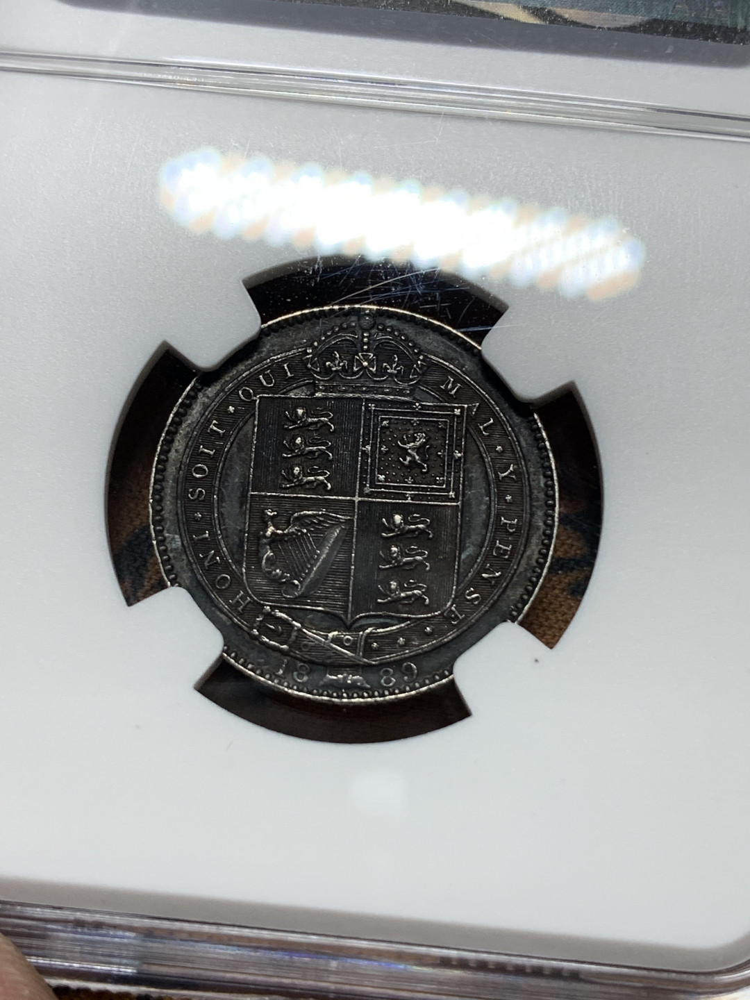 《竞宝斋》钱币微拍-第13场-本周日，周一2场连拍（全场顺丰包邮） NGC MS60 英国1889年1先令（Large Bust版本） NGC编号：5807938-003 双面黑漆古包浆