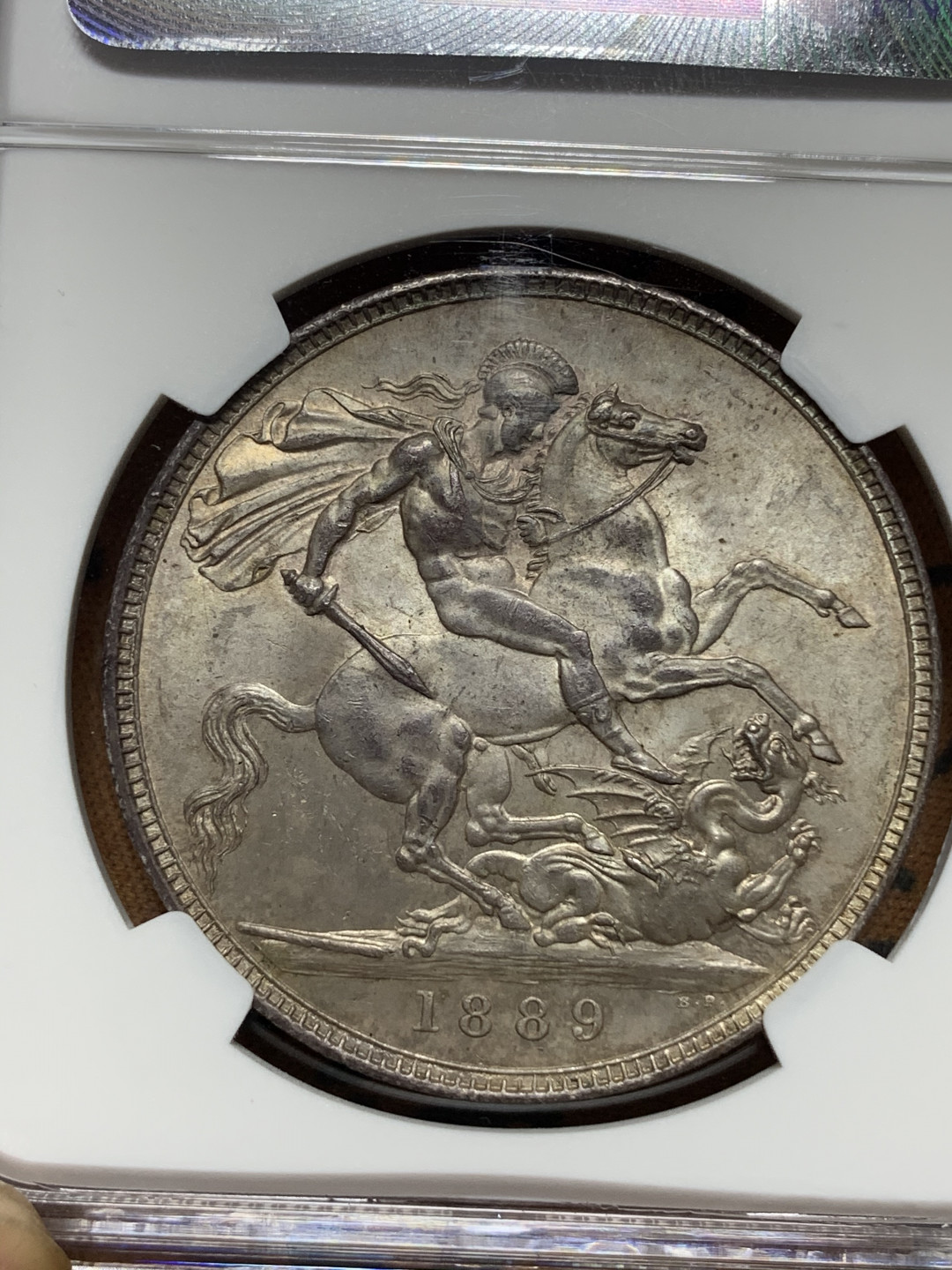 《竞宝斋》钱币微拍-第13场-本周日，周一2场连拍（全场顺丰包邮） NGC MS63 英国1889年马剑克朗 NGC编号：4312794-014 带复古包浆