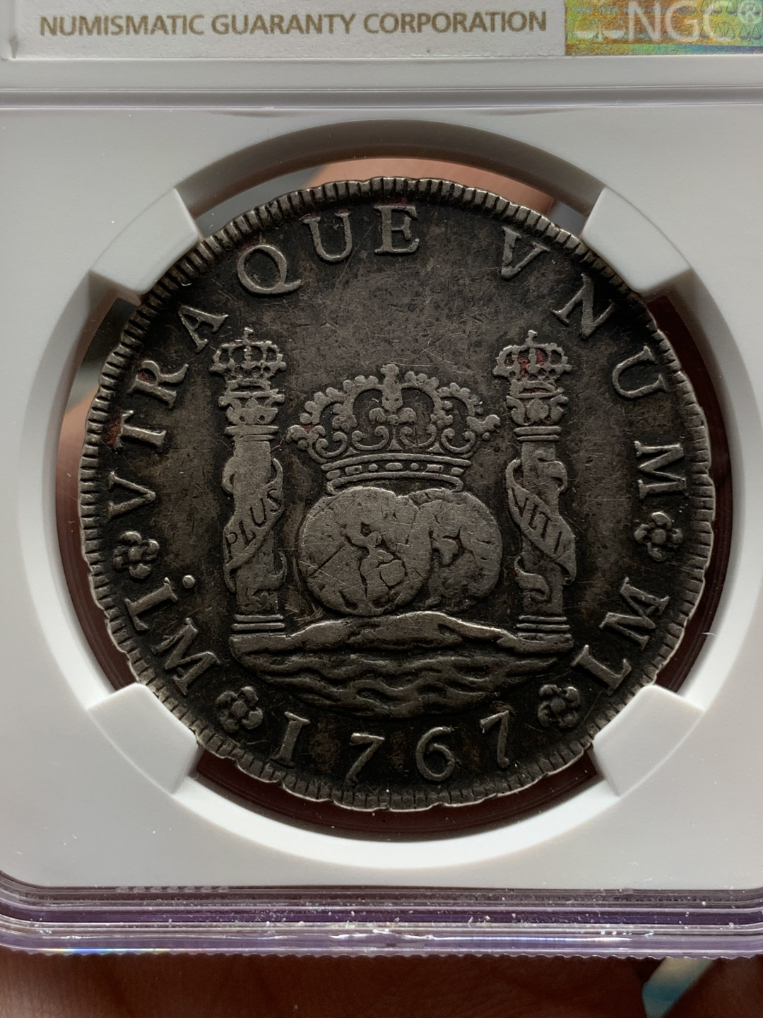 《竞宝斋》钱币微拍-第13场-本周日，周一2场连拍（全场顺丰包邮） NGC-VF35 秘鲁 1767年 卡三 8R 地球双柱银币 黑包浆 好味道