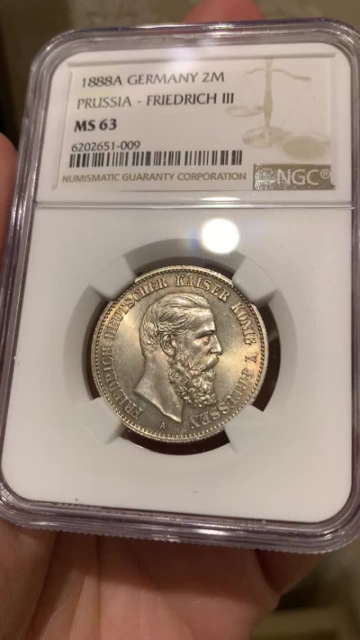 《竞宝斋》钱币微拍-第13场-本周日，周一2场连拍（全场顺丰包邮） NGC-MS63 德国普鲁士 1888年 三皇之年 2马克 银币 带彩转光 顶级品相