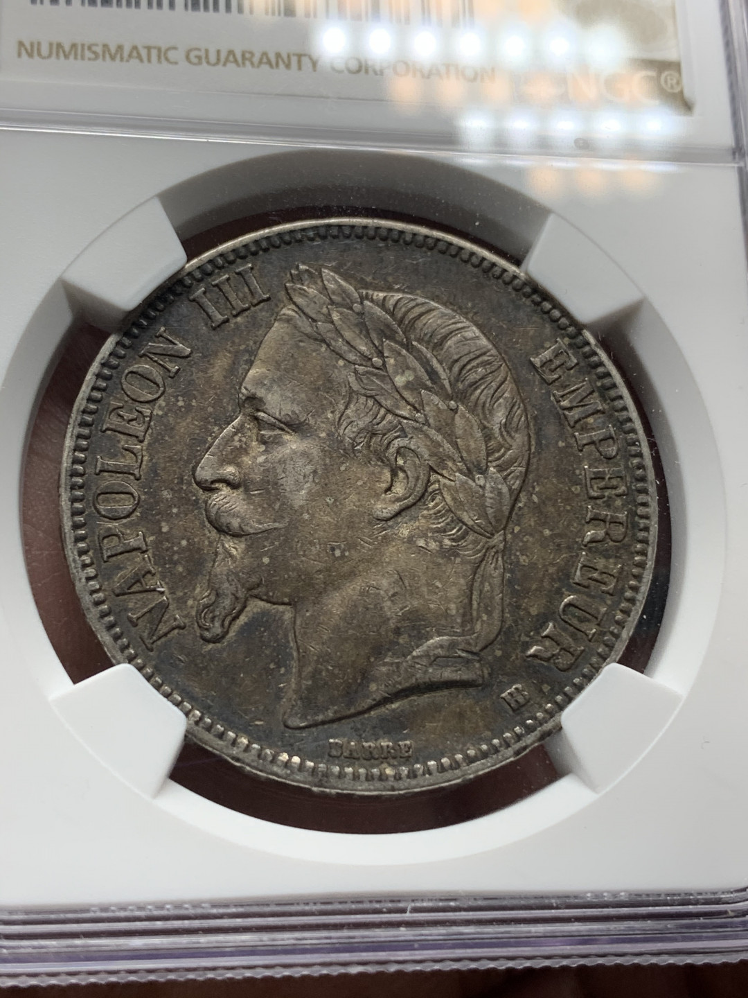 《竞宝斋》钱币微拍-第13场-本周日，周一2场连拍（全场顺丰包邮） NGC-AU50 法国 1868-BB年 拿破仑三世 5法郎 银币 黑包浆 味道一流 现在这样的包浆基本都不给分了