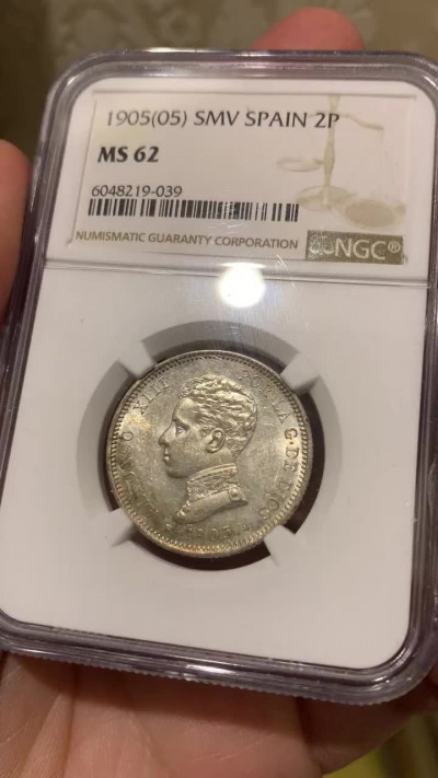 《竞宝斋》钱币微拍-第13场-本周日，周一2场连拍（全场顺丰包邮） NGC-MS62 西班牙1905年2比塞塔 原光好品，淡彩包浆