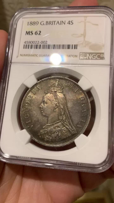 《竞宝斋》钱币微拍-第13场-本周日，周一2场连拍（全场顺丰包邮） NGC MS62 英国1889年4先令 NGC编号：4580022-002 双面带彩