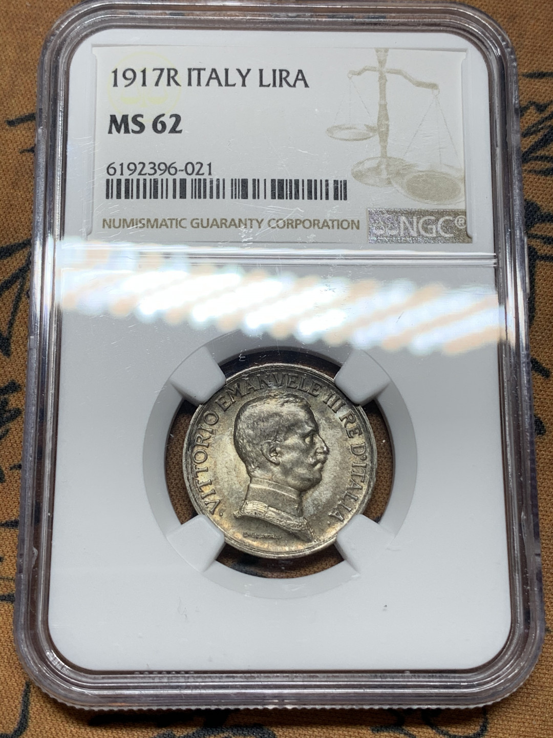 《竞宝斋》钱币微拍-第13场-本周日，周一2场连拍（全场顺丰包邮） NGC-MS62 意大利 1917年 1里拉 胜利马车银币 原味带彩 非常好的状态