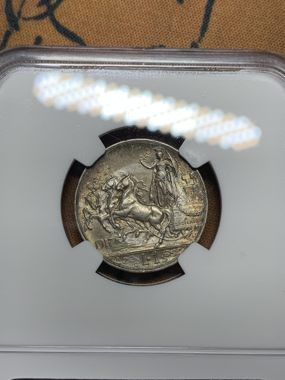 《竞宝斋》钱币微拍-第13场-本周日，周一2场连拍（全场顺丰包邮） NGC-MS62 意大利 1917年 1里拉 胜利马车银币 原味带彩 非常好的状态