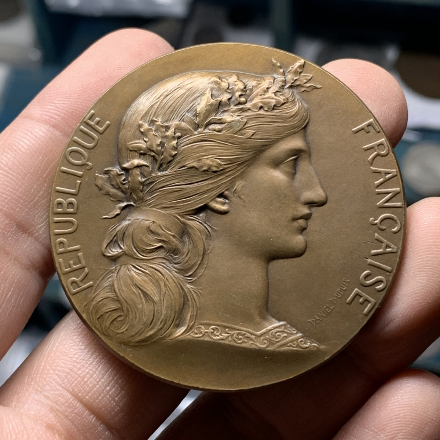 《竞宝斋》钱币微拍-第14场-本周日，周一2场连拍（全场顺丰包邮） 法国铜章  玛丽安娜花环 直径：50mm  重量：67g  边铭：丰饶角  作者：Daniel Dupuis 射击纪念