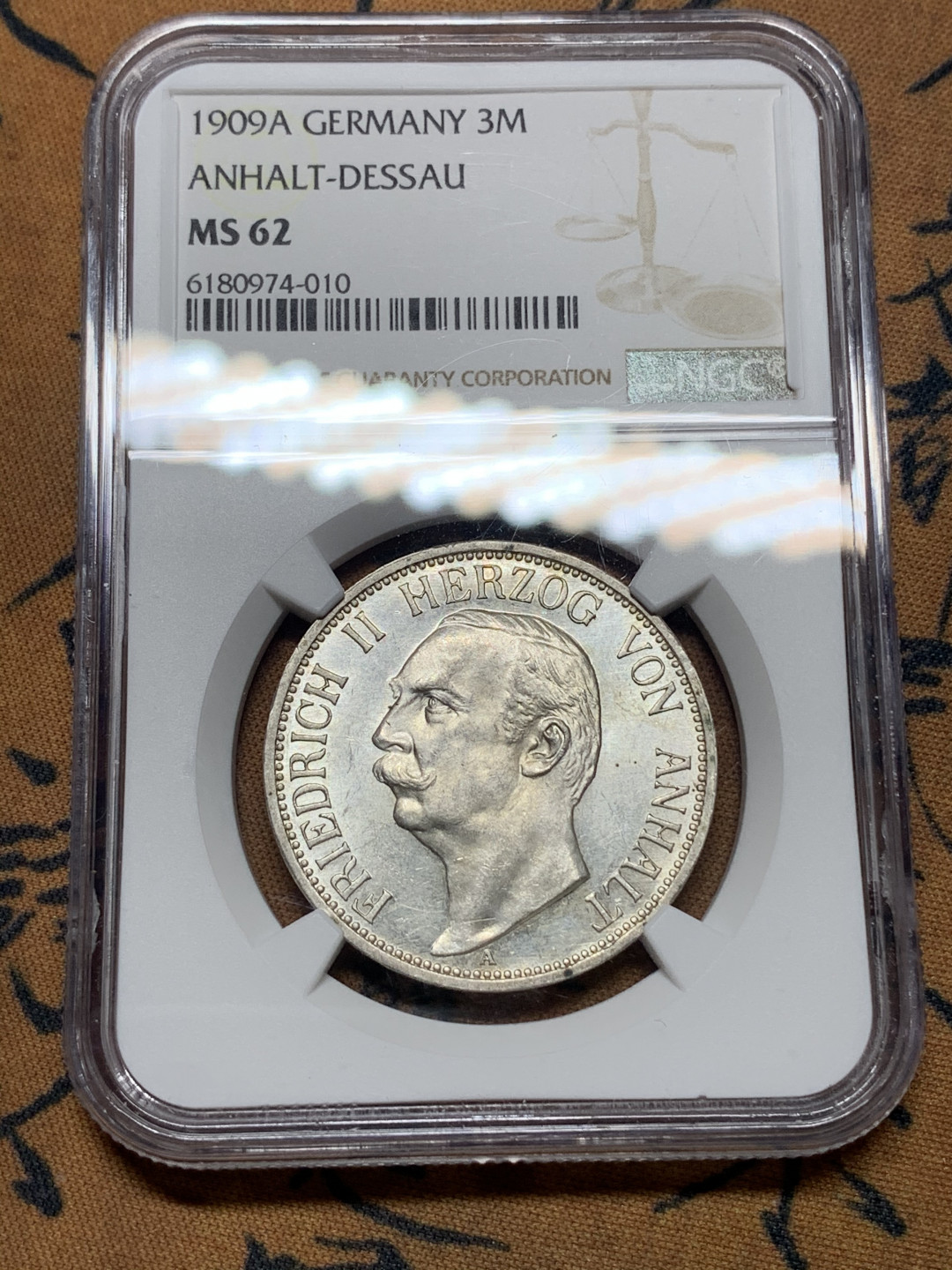 《竞宝斋》钱币微拍-第14场-本周日，周一2场连拍（全场顺丰包邮） NGC-MS62 德国安哈尔特-德绍 1909年 腓特烈二世 3马克 转光银币 稀少品种比这枚高分的也就十几枚