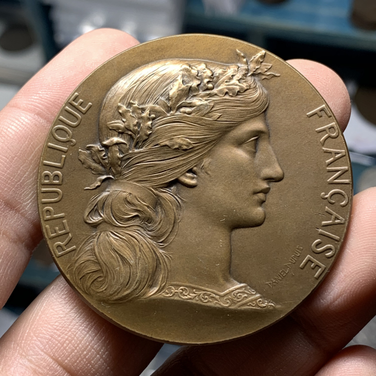 《竞宝斋》钱币微拍-第14场-本周日，周一2场连拍（全场顺丰包邮） 法国铜章  玛丽安娜花环 直径：50mm  重量：67g  边铭：丰饶角  作者：Daniel Dupuis 射击纪念