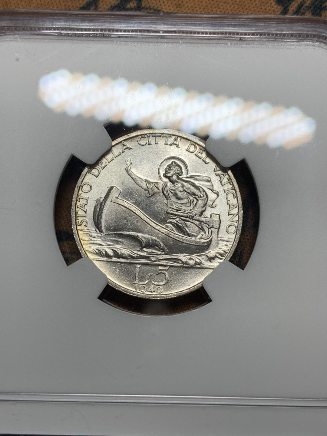 《竞宝斋》钱币微拍-第14场-本周日，周一2场连拍（全场顺丰包邮） NGC-MS63 梵蒂冈 1940年 教皇和小船 5里拉 银币 原光好品