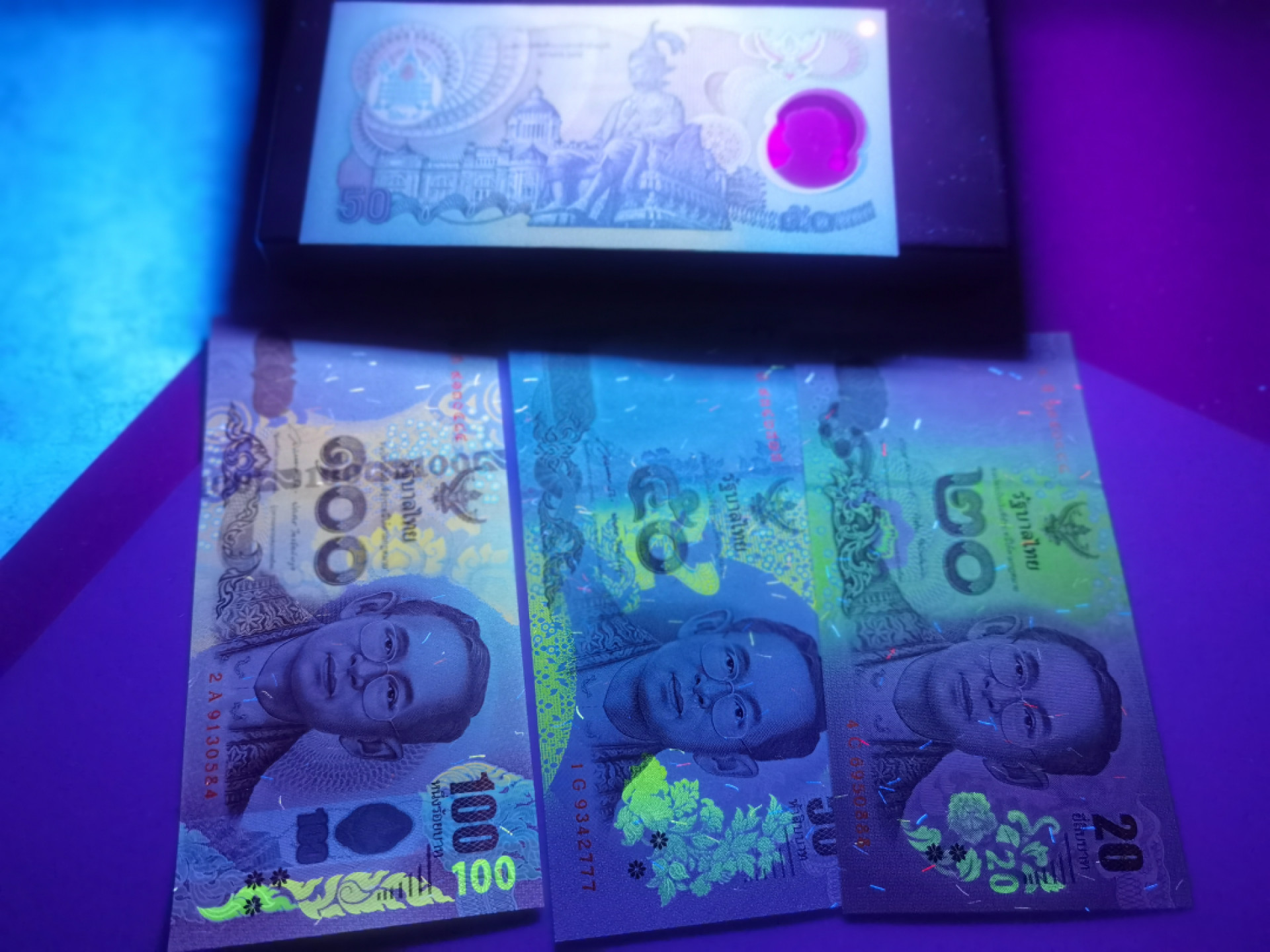 大中华拍卖第680期 泰国小套20/50/100共4张