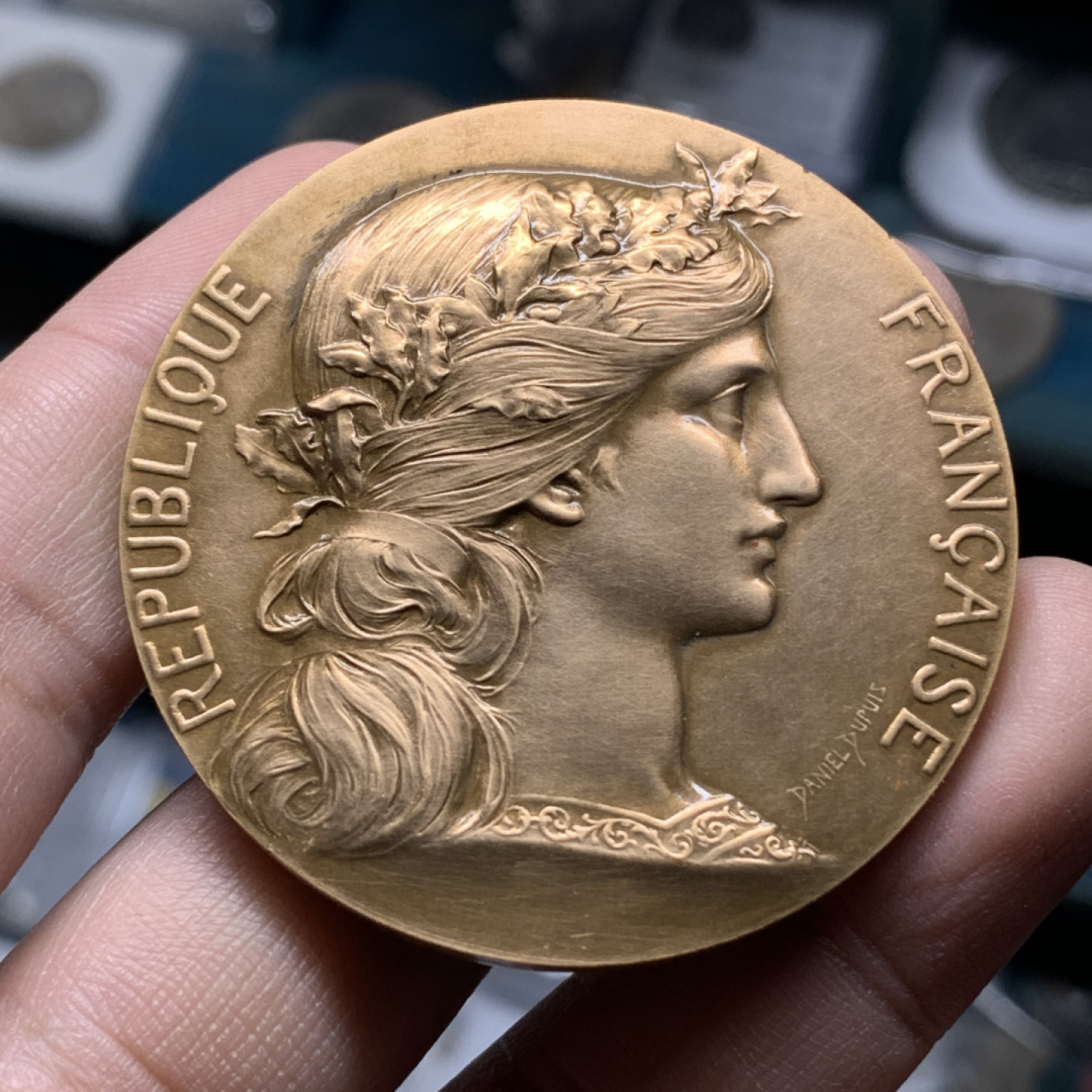 《竞宝斋》钱币微拍-第14场-本周日，周一2场连拍（全场顺丰包邮） 法国铜章  玛丽安娜花环 直径：50mm  重量：66g  边铭：丰饶角  作者：Daniel Dupuis  法国政治家André Marie颁发