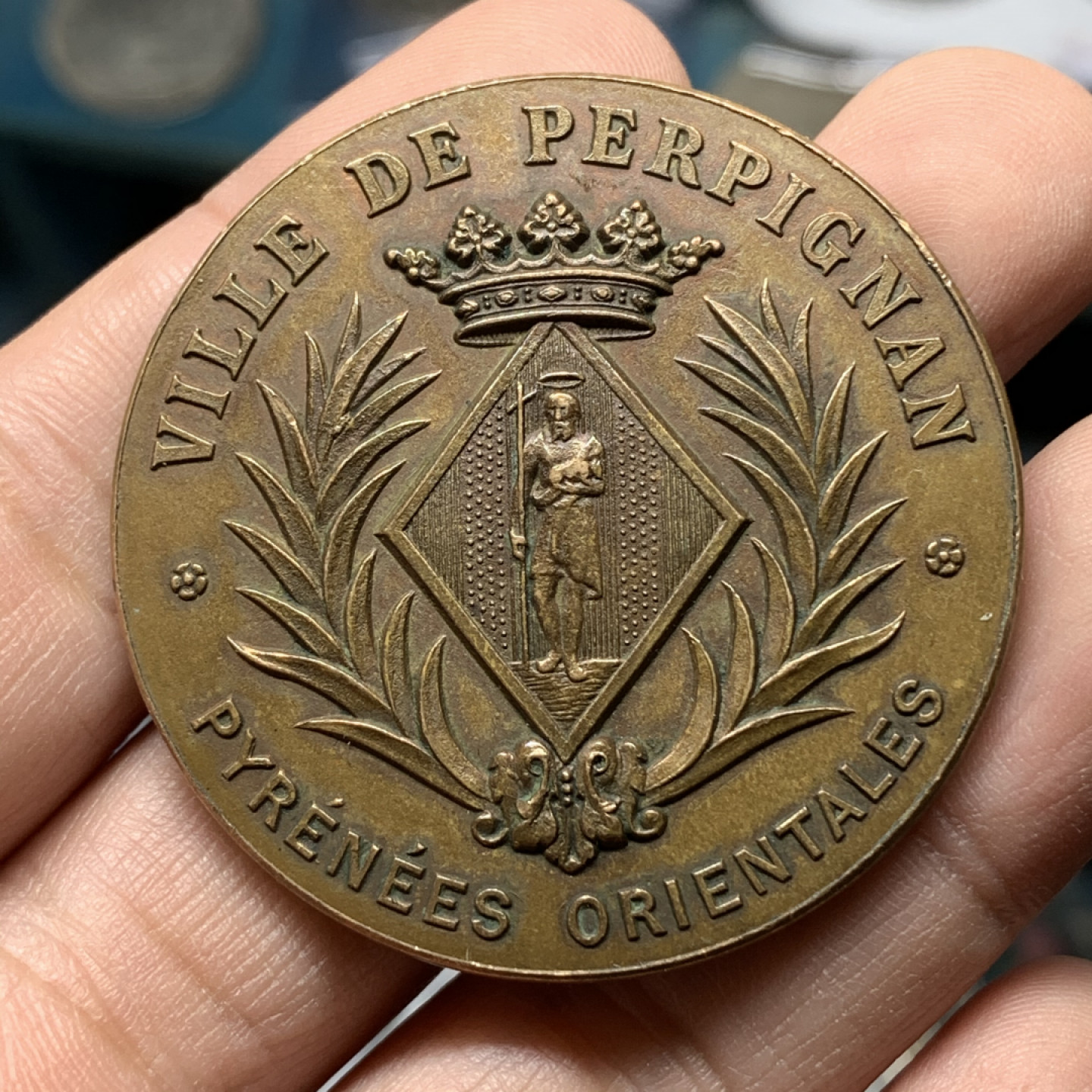 《竞宝斋》钱币微拍-第14场-本周日，周一2场连拍（全场顺丰包邮） 法国铜章  教育与校园博览会 直径：46mm  重量：41g  边铭：丰饶角  1890年佩皮尼昂市授予