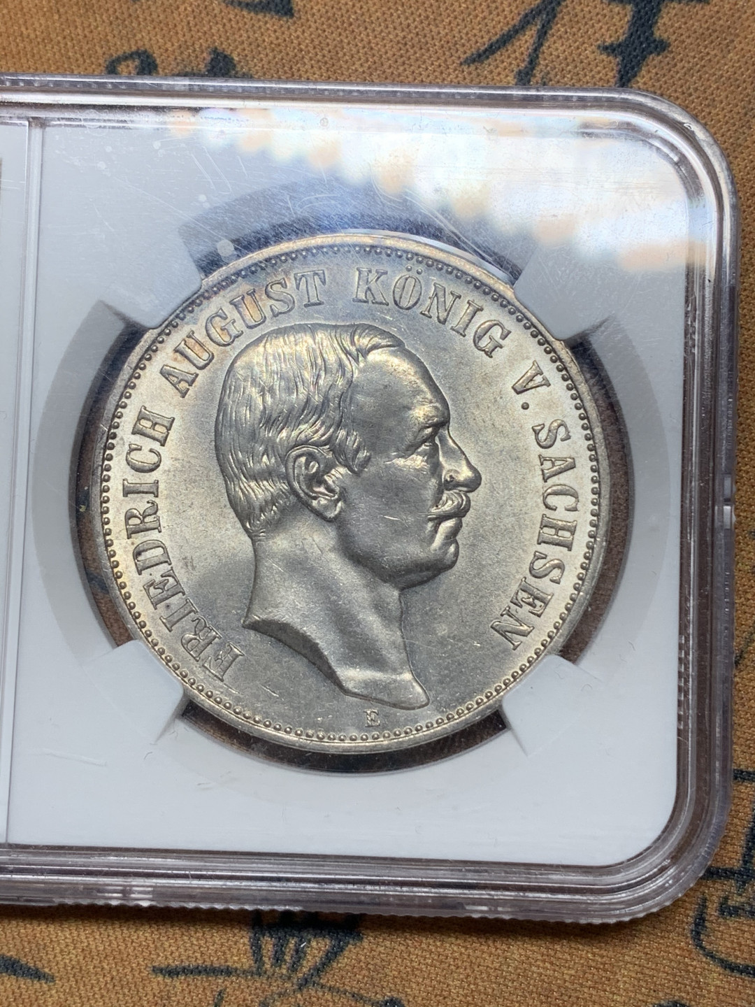 《竞宝斋》钱币微拍-第14场-本周日，周一2场连拍（全场顺丰包邮） NGC-MS62德国1914年 萨克森奥古斯特5马克银币 流通版 非常难见的好品 难得装歪了