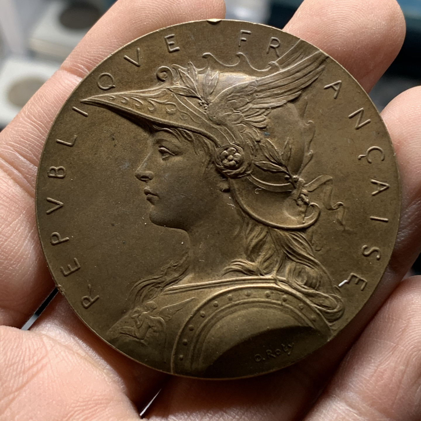 《竞宝斋》钱币微拍-第14场-本周日，周一2场连拍（全场顺丰包邮） 法国铜章  玛丽安娜戎装 直径：51mm  重量：61g  边铭：丰饶角  作者：罗蒂roty 近现代章牌的经典之作。