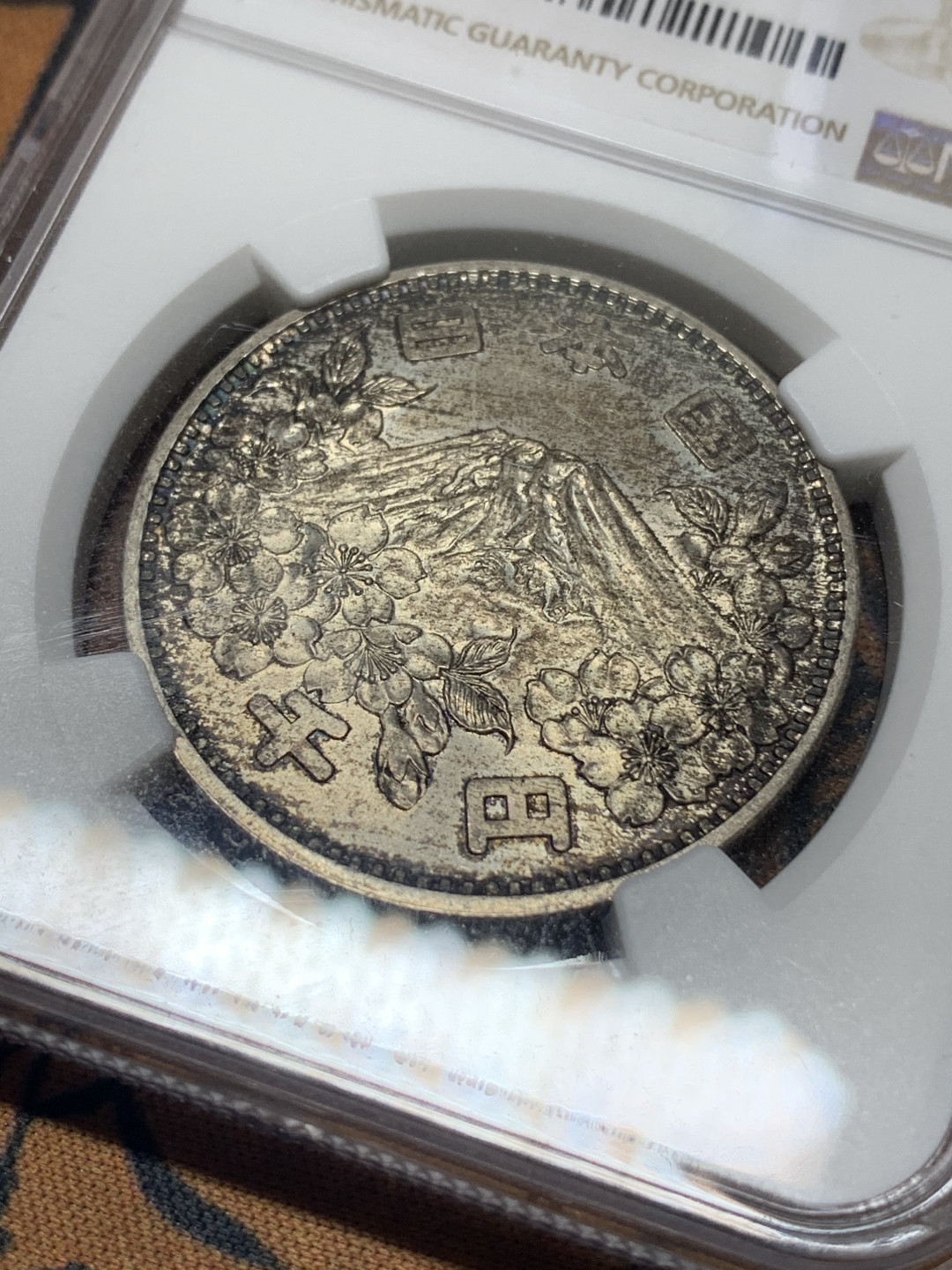 《竞宝斋》钱币微拍-第14场-本周日，周一2场连拍（全场顺丰包邮） NGC-MS65 日本 1964年千元 大奥银币 原味包浆