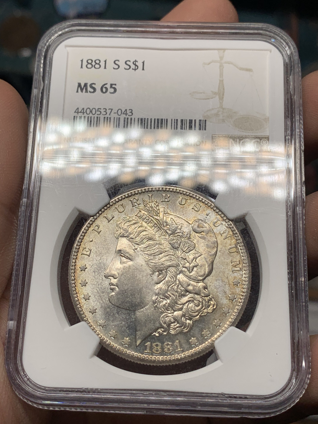 《竞宝斋》钱币微拍-第14场-本周日，周一2场连拍（全场顺丰包邮） NGC-MS65 美国1881年 摩根 银币 发财黄金彩 双面金彩 喜欢的不要错过了