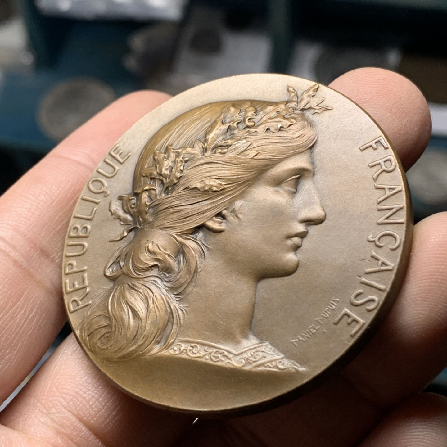 《竞宝斋》钱币微拍-第14场-本周日，周一2场连拍（全场顺丰包邮） 法国铜章  玛丽安娜花环 直径：50mm  重量：67g  边铭：丰饶角  作者：Daniel Dupuis 射击纪念