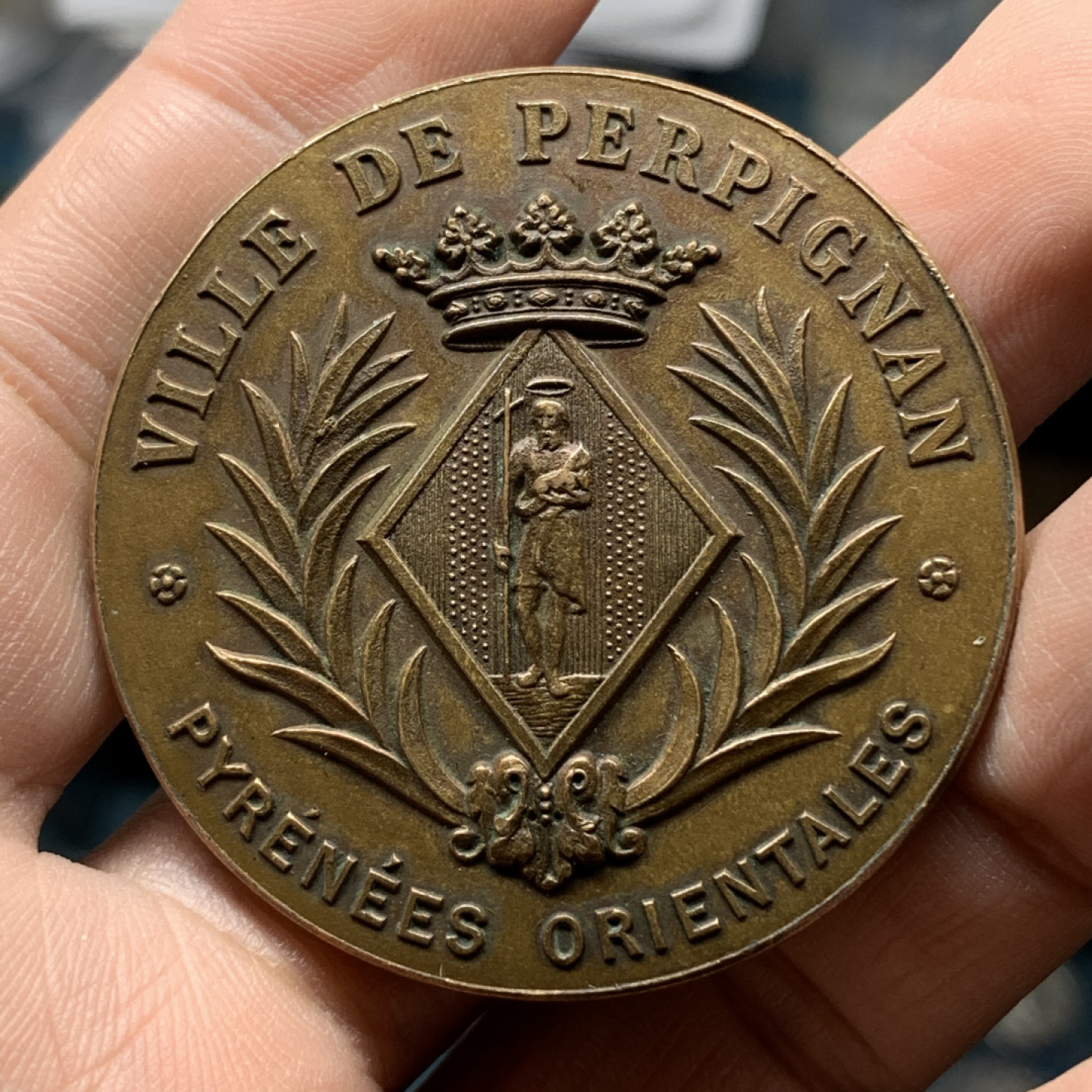 《竞宝斋》钱币微拍-第14场-本周日，周一2场连拍（全场顺丰包邮） 法国铜章  教育与校园博览会 直径：46mm  重量：41g  边铭：丰饶角  1890年佩皮尼昂市授予