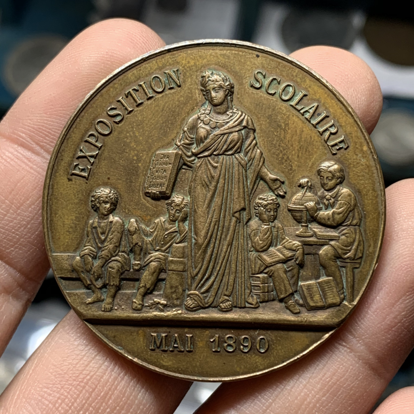 《竞宝斋》钱币微拍-第14场-本周日，周一2场连拍（全场顺丰包邮） 法国铜章  教育与校园博览会 直径：46mm  重量：41g  边铭：丰饶角  1890年佩皮尼昂市授予
