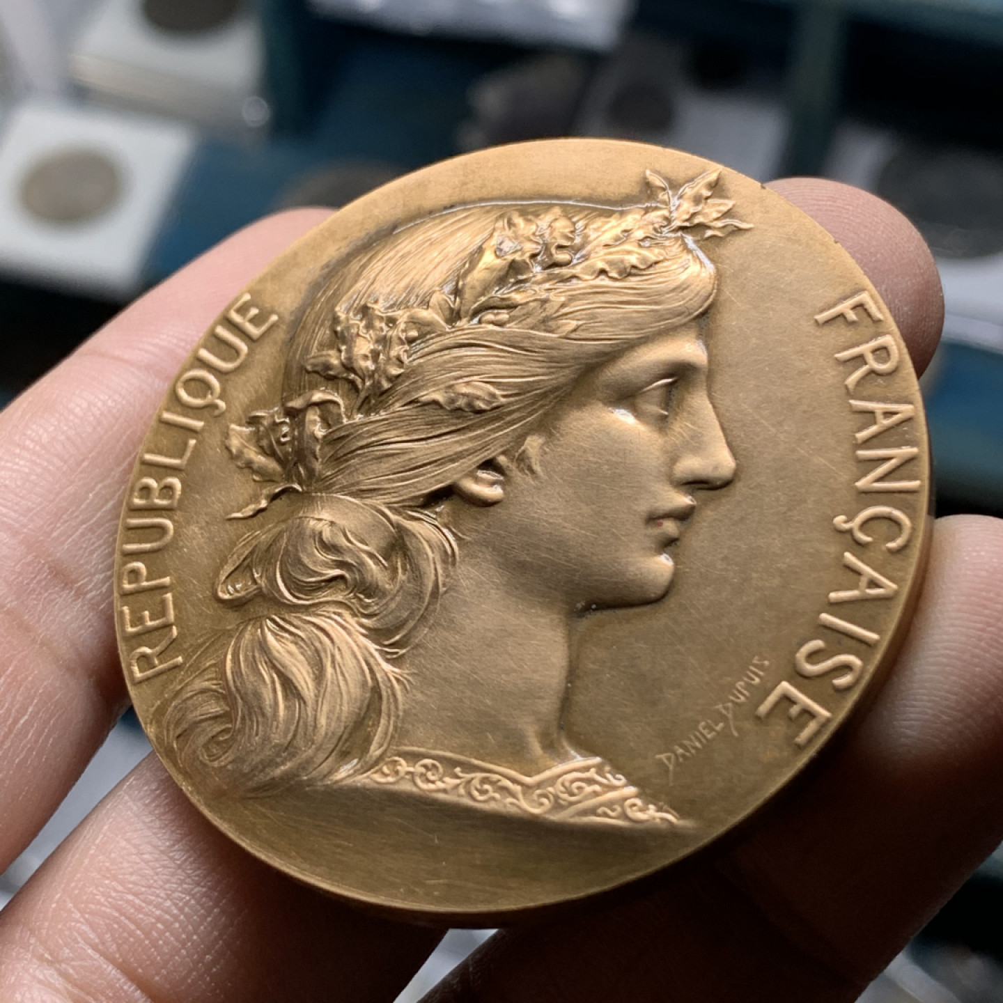 《竞宝斋》钱币微拍-第14场-本周日，周一2场连拍（全场顺丰包邮） 法国铜章  玛丽安娜花环 直径：50mm  重量：66g  边铭：丰饶角  作者：Daniel Dupuis  法国政治家André Marie颁发