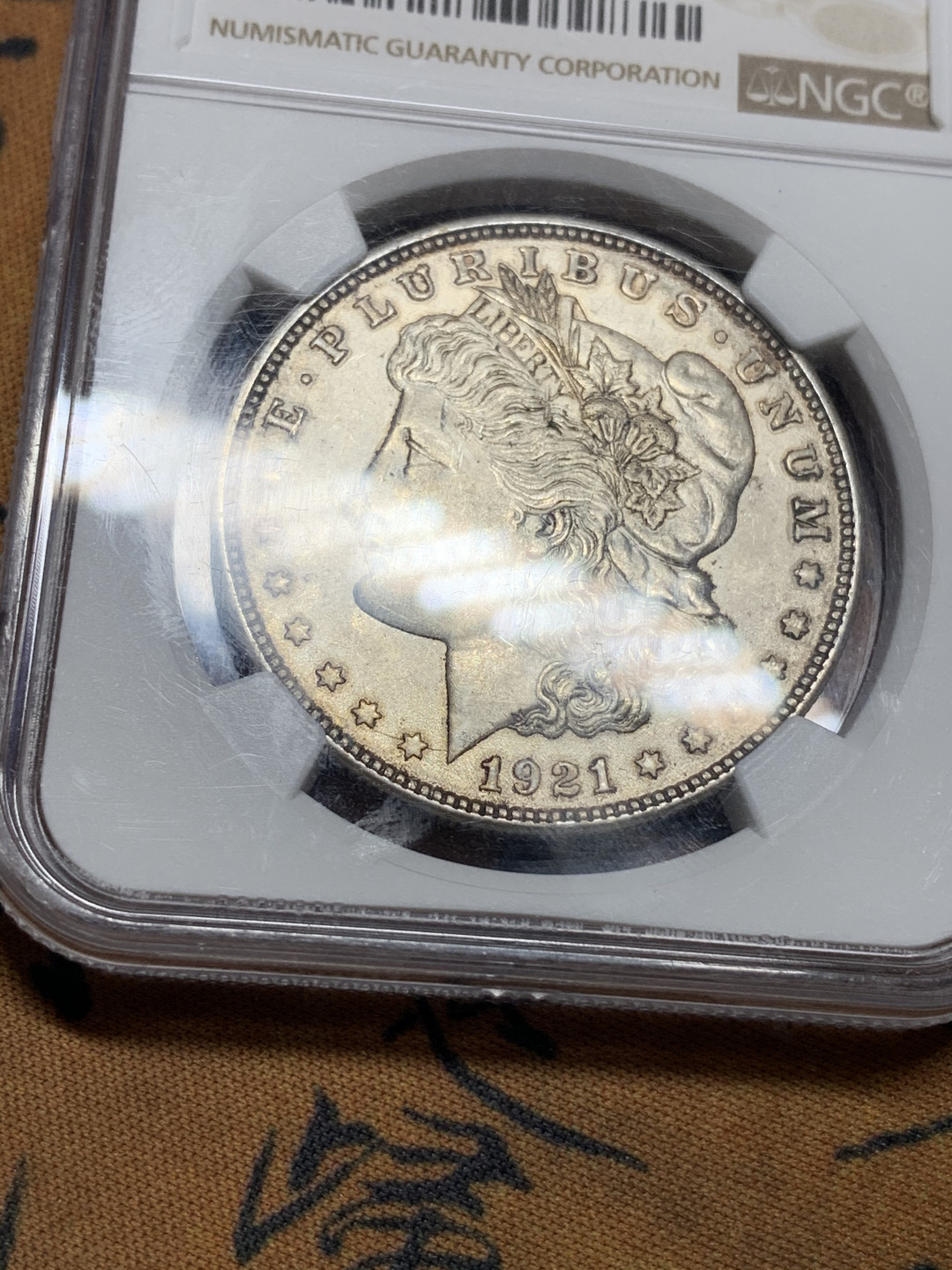 《竞宝斋》钱币微拍-第14场-本周日，周一2场连拍（全场顺丰包邮） NGC-MS63 美国1921年 摩根女神 一美元银币 淡彩包浆 值得拥有