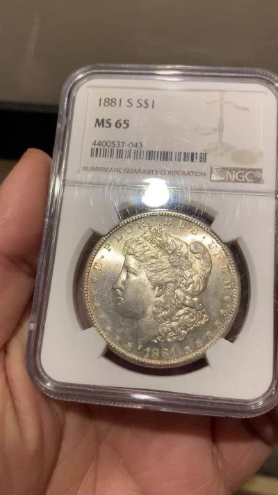 《竞宝斋》钱币微拍-第14场-本周日，周一2场连拍（全场顺丰包邮） NGC-MS65 美国1881年 摩根 银币 发财黄金彩 双面金彩 喜欢的不要错过了