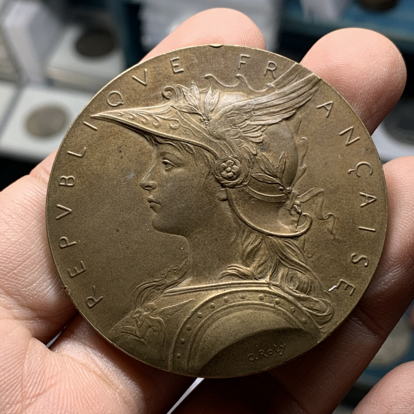 《竞宝斋》钱币微拍-第14场-本周日，周一2场连拍（全场顺丰包邮） 法国铜章  玛丽安娜戎装 直径：51mm  重量：61g  边铭：丰饶角  作者：罗蒂roty 近现代章牌的经典之作。