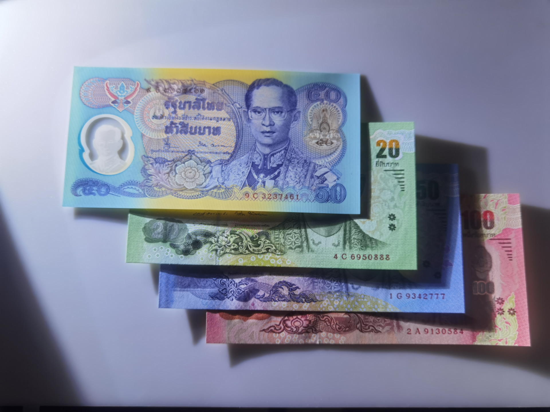 大中华拍卖第680期 泰国小套20/50/100共4张