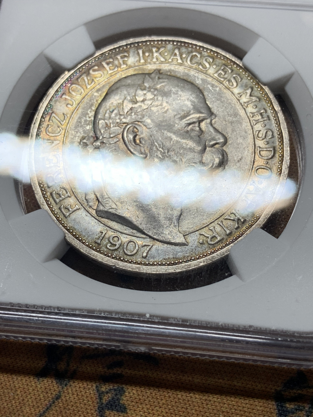 《竞宝斋》钱币微拍-第14场-本周日，周一2场连拍（全场顺丰包邮） NGC-MS64 原铸！匈牙利 1907年 加冕5克朗 银币 转光带彩包浆 一流的味道