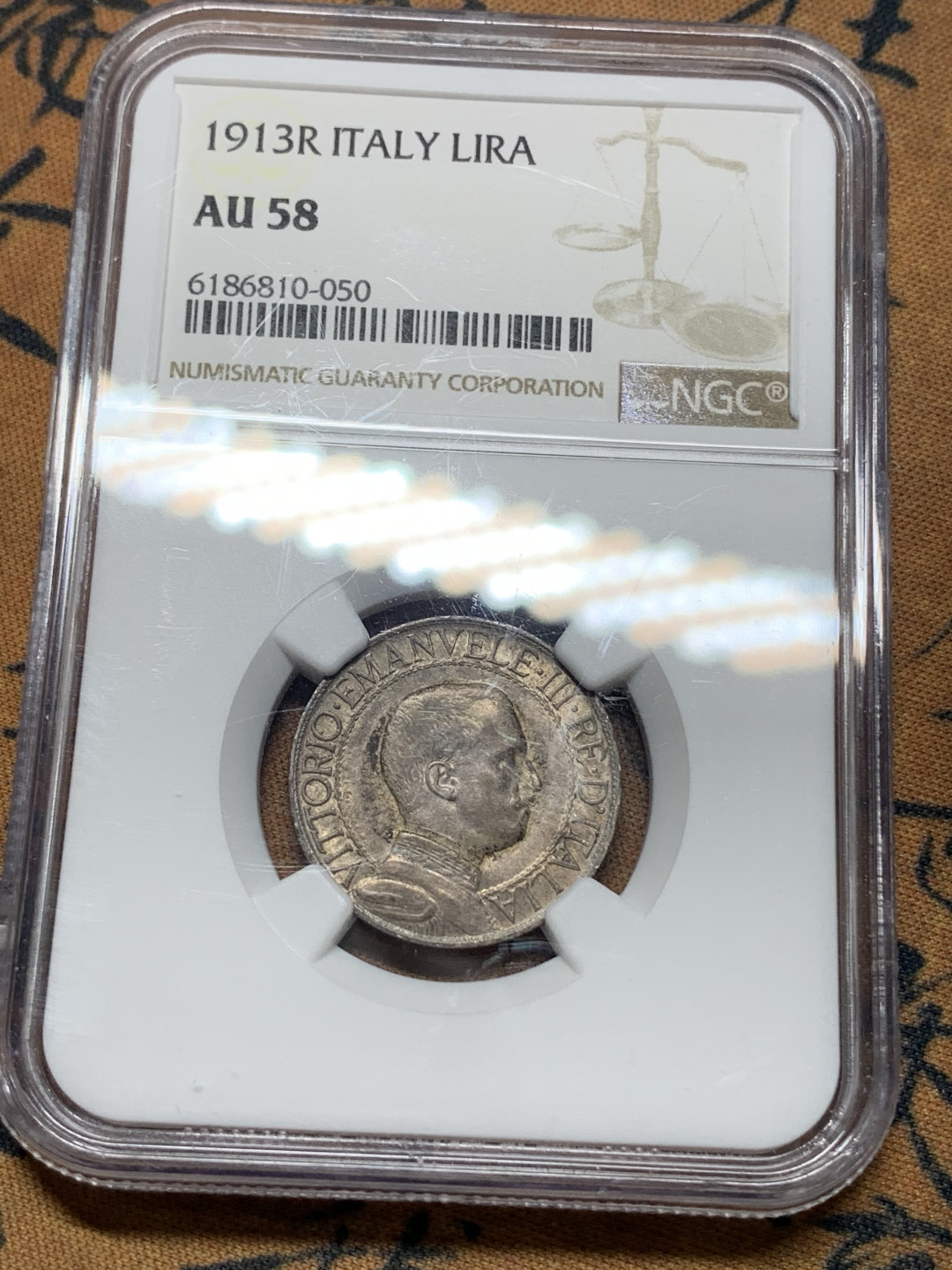 《竞宝斋》钱币微拍-第14场-本周日，周一2场连拍（全场顺丰包邮） NGC-AU58 意大利 1913-R年 圈版胜利马车 1里拉 银币 老包浆好品 好板式