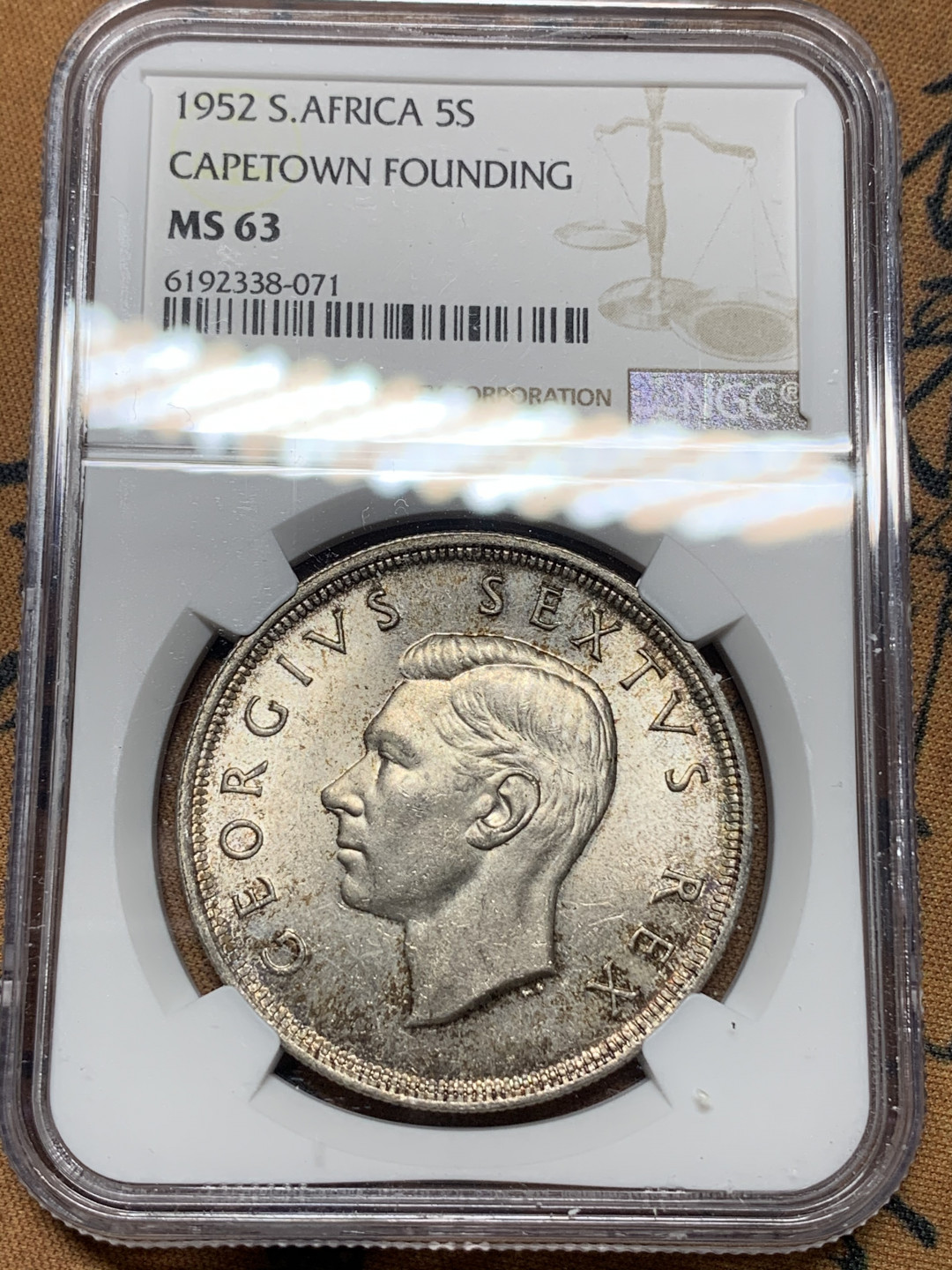 《竞宝斋》钱币微拍-第14场-本周日，周一2场连拍（全场顺丰包邮） NGC-MS63 南非 1952年 乔六 5先令 大银币 带彩好味道好品相