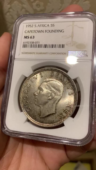 《竞宝斋》钱币微拍-第14场-本周日，周一2场连拍（全场顺丰包邮） NGC-MS63 南非 1952年 乔六 5先令 大银币 带彩好味道好品相