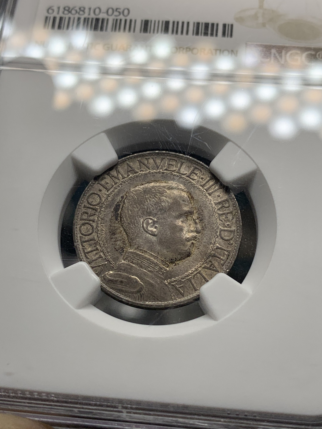 《竞宝斋》钱币微拍-第14场-本周日，周一2场连拍（全场顺丰包邮） NGC-AU58 意大利 1913-R年 圈版胜利马车 1里拉 银币 老包浆好品 好板式