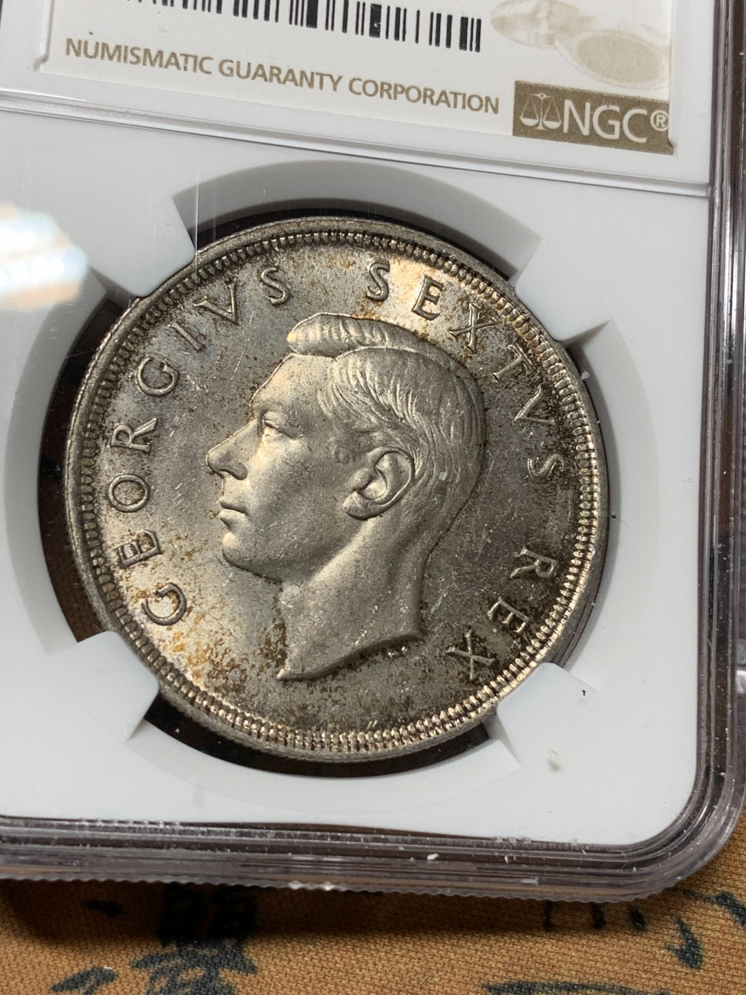 《竞宝斋》钱币微拍-第14场-本周日，周一2场连拍（全场顺丰包邮） NGC-MS63 南非 1952年 乔六 5先令 大银币 带彩好味道好品相