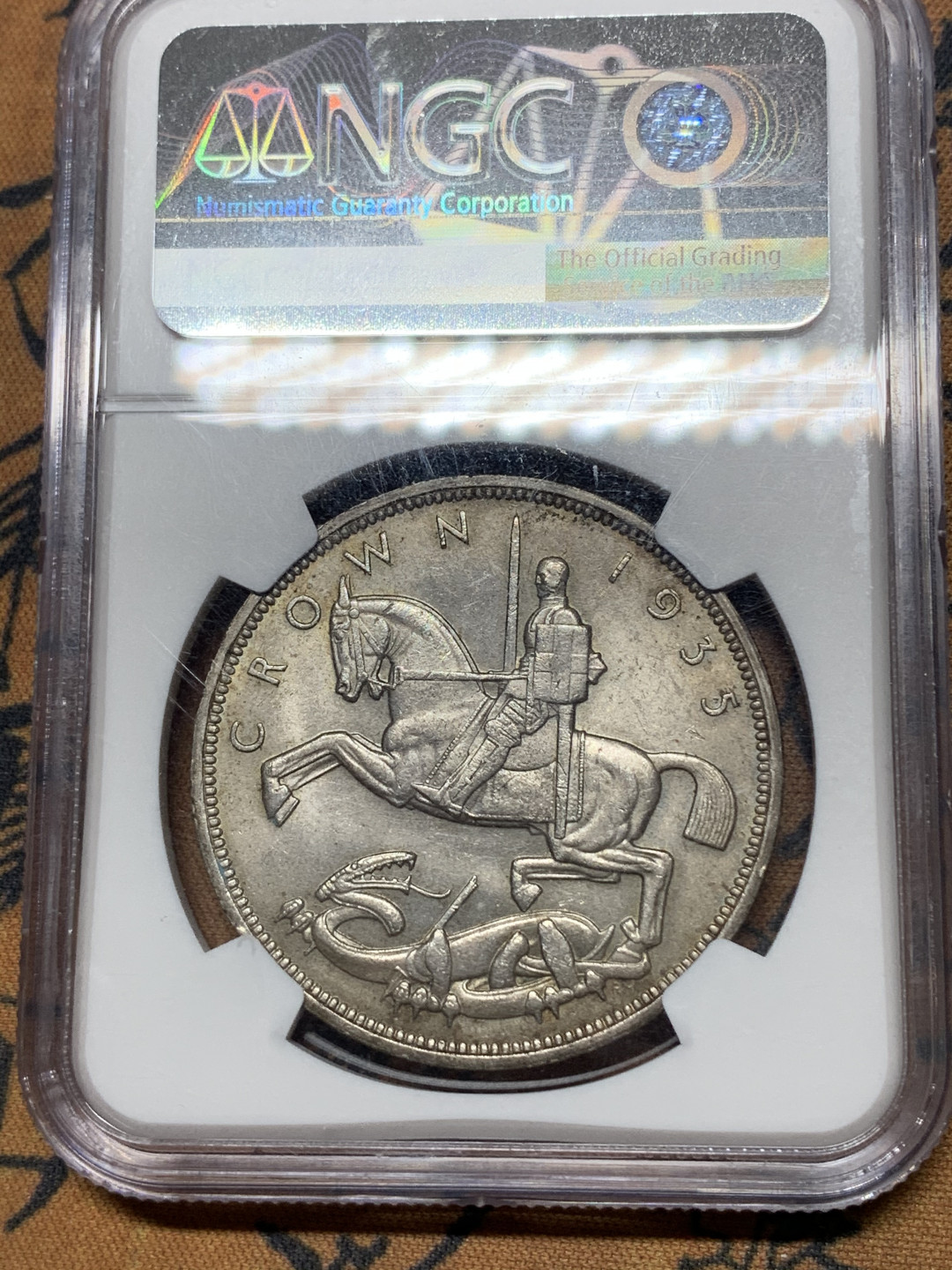 《竞宝斋》钱币微拍-第14场-本周日，周一2场连拍（全场顺丰包邮） NGC-MS63 英国 1935年木马剑一克朗 银币