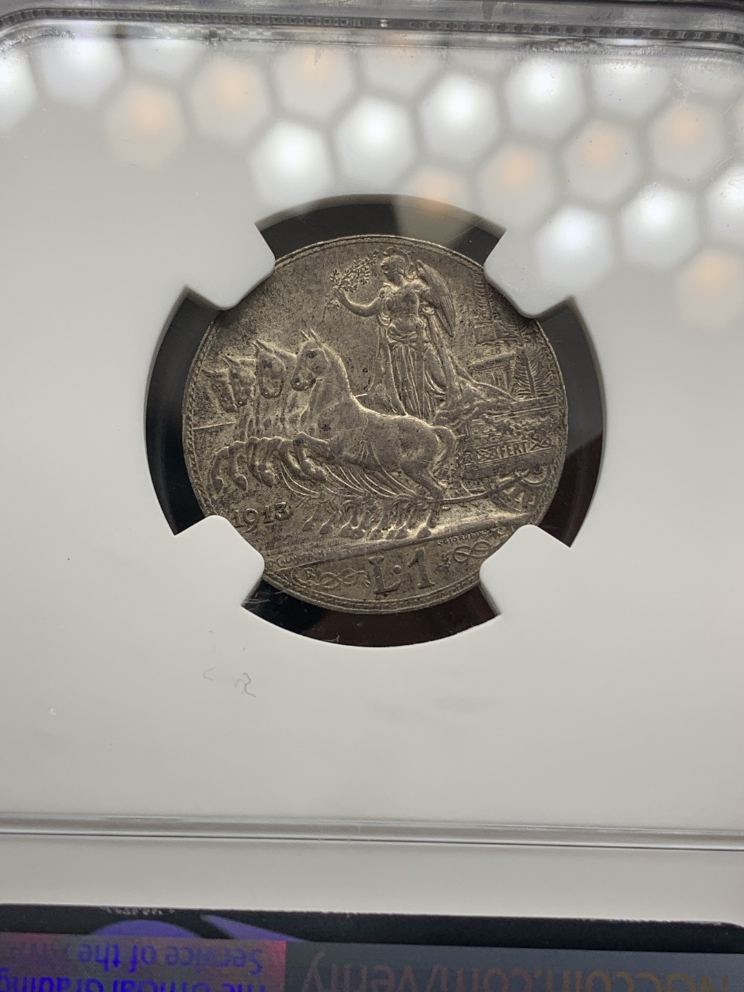 《竞宝斋》钱币微拍-第14场-本周日，周一2场连拍（全场顺丰包邮） NGC-AU58 意大利 1913-R年 圈版胜利马车 1里拉 银币 老包浆好品 好板式