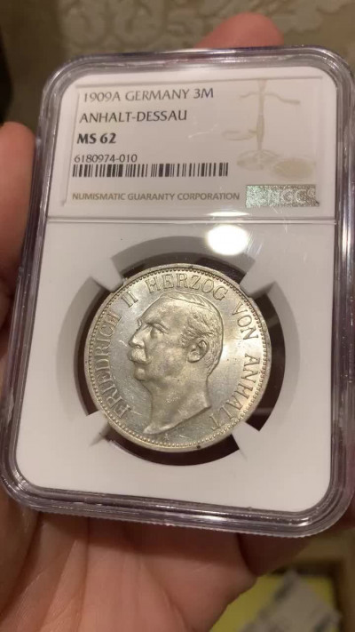 《竞宝斋》钱币微拍-第14场-本周日，周一2场连拍（全场顺丰包邮） NGC-MS62 德国安哈尔特-德绍 1909年 腓特烈二世 3马克 转光银币 稀少品种比这枚高分的也就十几枚