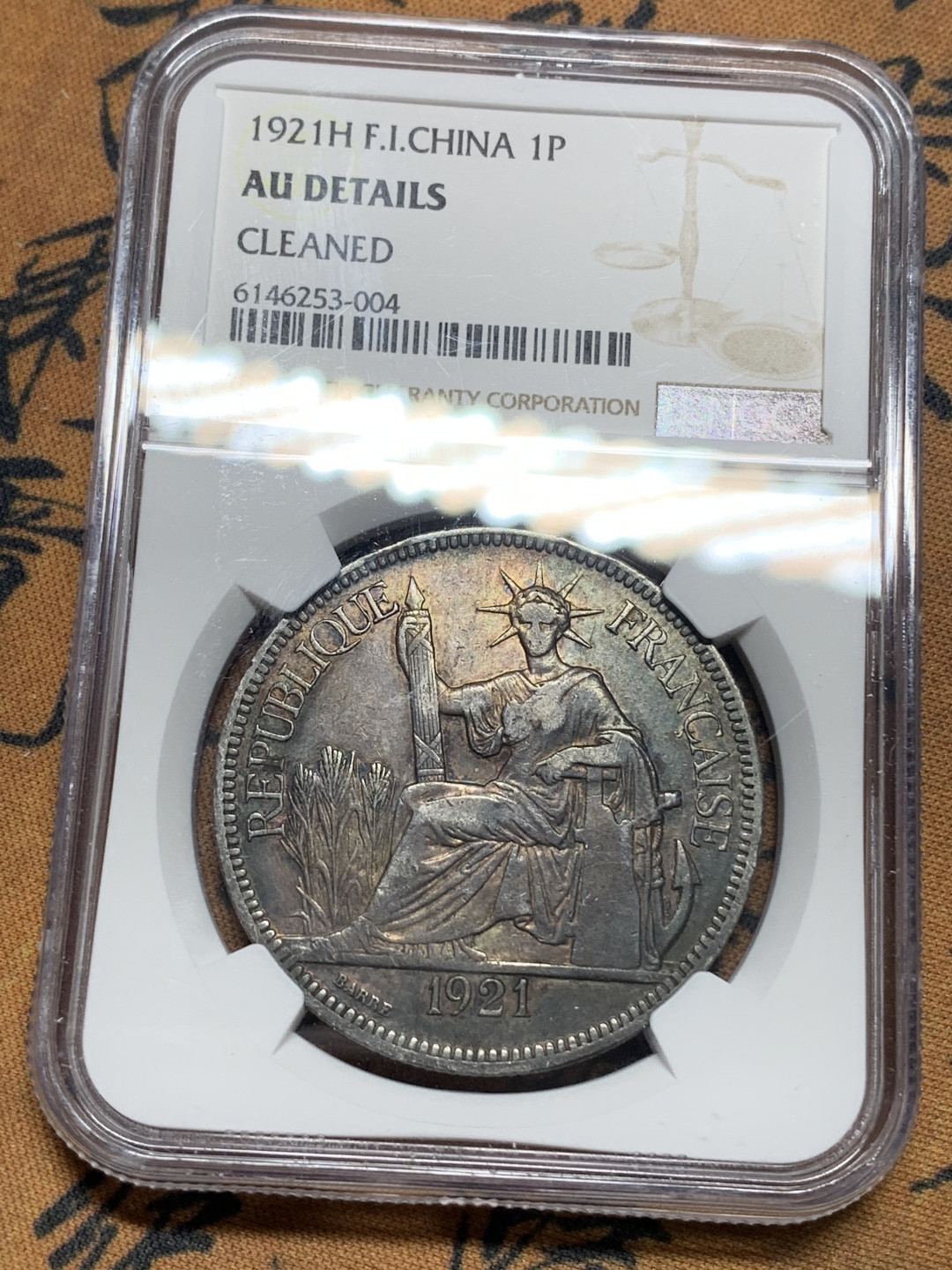 《竞宝斋》钱币微拍-第14场-本周日，周一2场连拍（全场顺丰包邮） NGC-AUD  1921 坐洋  酱五彩包浆  