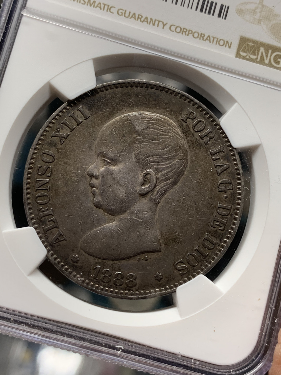 《竞宝斋》钱币微拍-第14场-本周日，周一2场连拍（全场顺丰包邮） NGC-XF45 西班牙 1888年 光头双柱 5比塞塔 大银币 黑包浆 一流的味道，标签版别错误