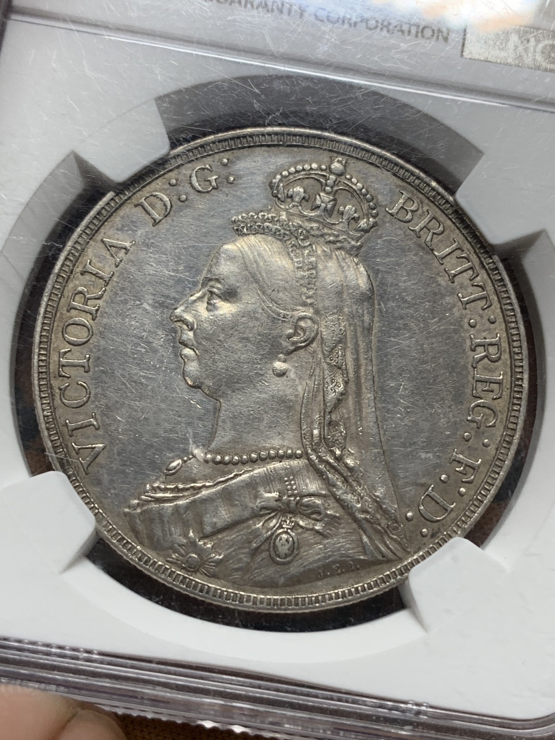 《竞宝斋》钱币微拍-第14场-本周日，周一2场连拍（全场顺丰包邮） NGC-UNC CLEANED 英国 1889年高冠马剑克朗银币