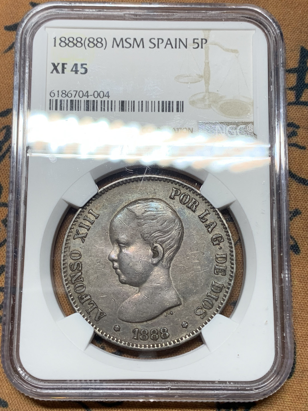 《竞宝斋》钱币微拍-第14场-本周日，周一2场连拍（全场顺丰包邮） NGC-XF45 西班牙 1888年 光头双柱 5比塞塔 大银币 黑包浆 一流的味道，标签版别错误