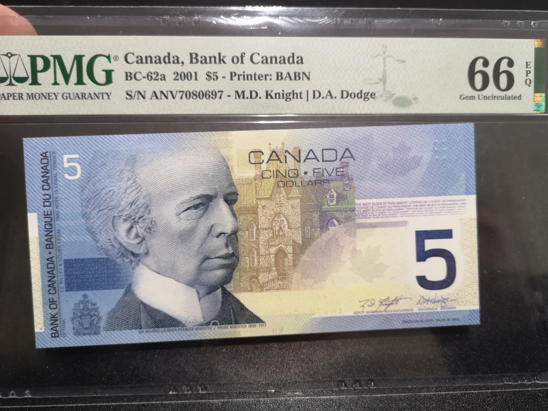 《外钞收藏家》第一百四十七期拍卖连拍第一场（98件） 2001年加拿大5加元 初版 PMG66