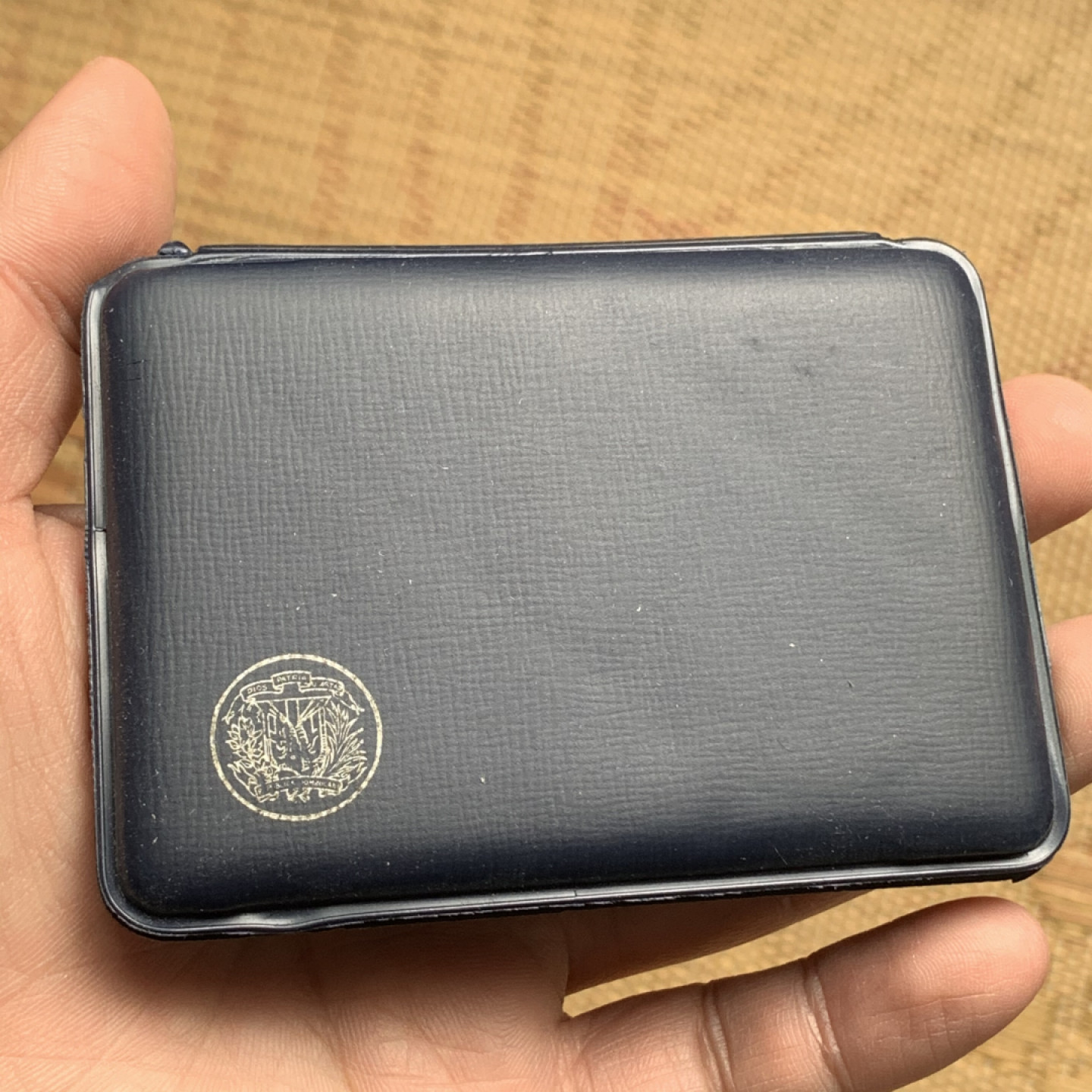 《竞宝斋》钱币微拍-第15场-本周日，周一2场连拍（全场顺丰包邮） 原盒证书 多米尼加 1972年1比索大银币 26.7克 90%银 少见