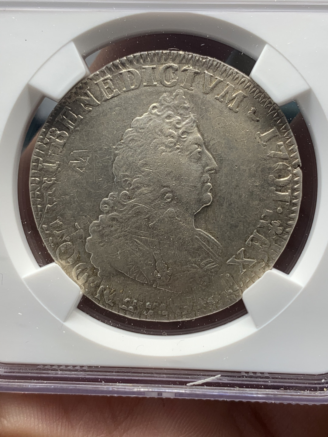 《竞宝斋》钱币微拍-第15场-本周日，周一2场连拍（全场顺丰包邮） NGC-XF 法国 1701年 路易十四 1/2埃居 银币 两面的图文都很清晰 已经算好品了